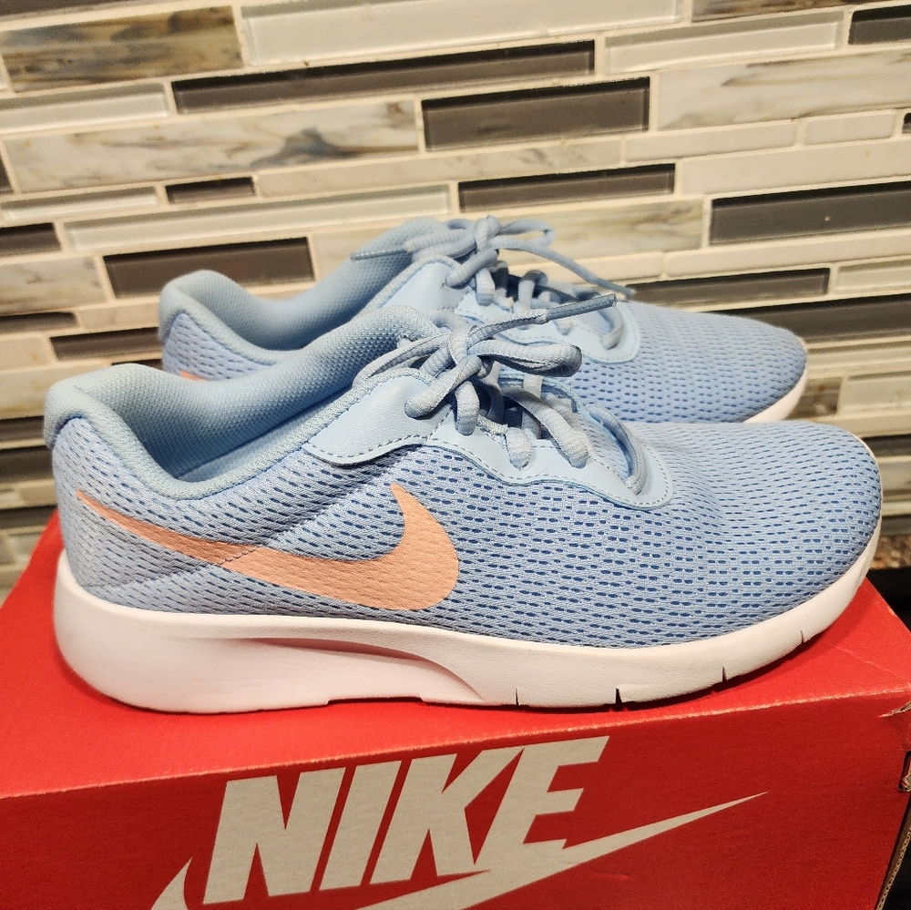 Nike Tanjun (GS) Youth Unisex Sneaker in Psychic Blue/Bleached Coral sz 7Y